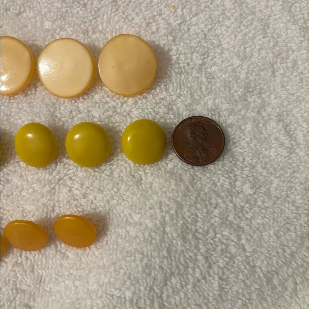 Buttons - Picture 3 of 6